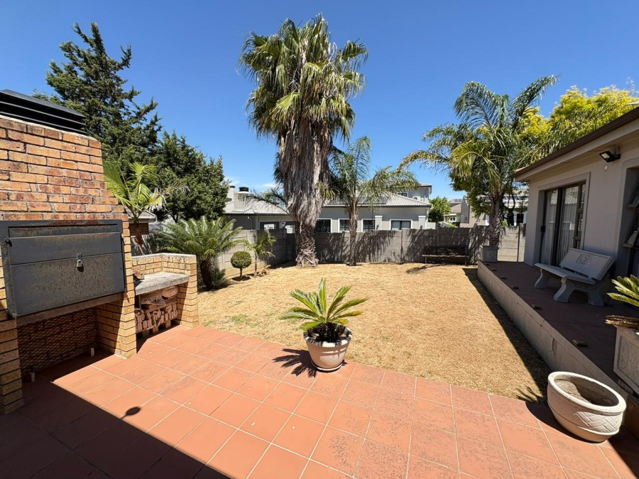 To Let 4 Bedroom Property for Rent in Uitzicht Western Cape